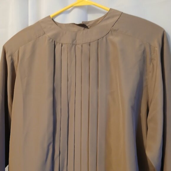 Nwt JACLYN SMITH Silky Blouse womens 6 Mocha Brown Pleated front Keyhole back LS - Picture 4 of 9